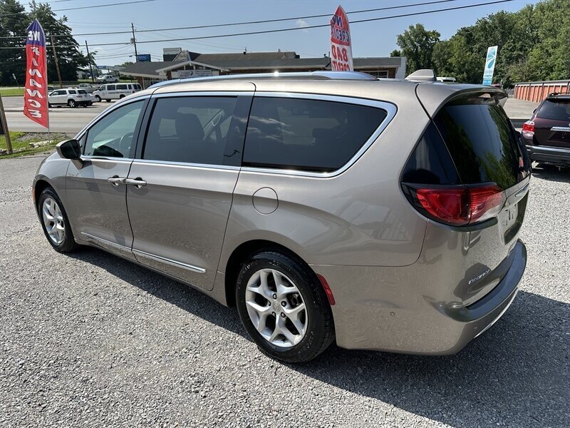 2018 Chrysler Pacifica Touring L Plus's photo