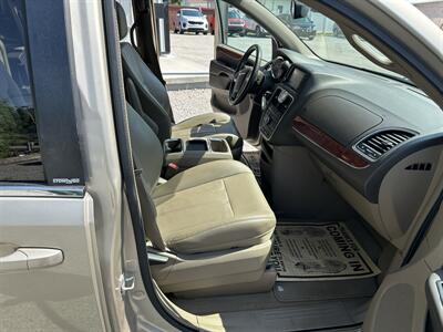 2013 Chrysler Town & Country Touring   - Photo 9 - Hopkinsville, KY 42240