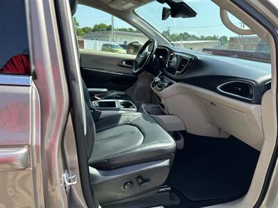 2018 Chrysler Pacifica TOURING L PLUS   - Photo 8 - Hopkinsville, KY 42240