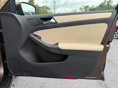 2011 Volkswagen Jetta SE PZEV   - Photo 17 - Jonestown, PA 17038