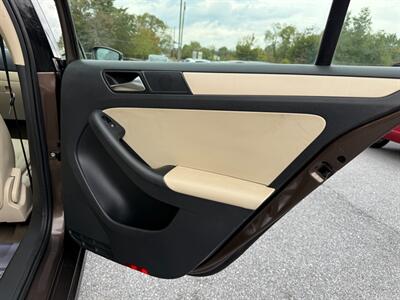 2011 Volkswagen Jetta SE PZEV   - Photo 14 - Jonestown, PA 17038