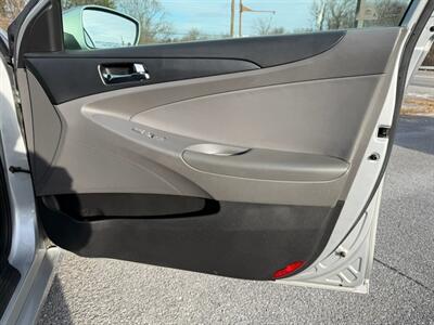 2012 Hyundai SONATA SE   - Photo 16 - Jonestown, PA 17038