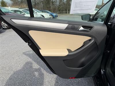 2013 Volkswagen Jetta SEL PZEV   - Photo 12 - Jonestown, PA 17038