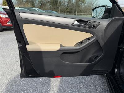 2013 Volkswagen Jetta SEL PZEV   - Photo 10 - Jonestown, PA 17038