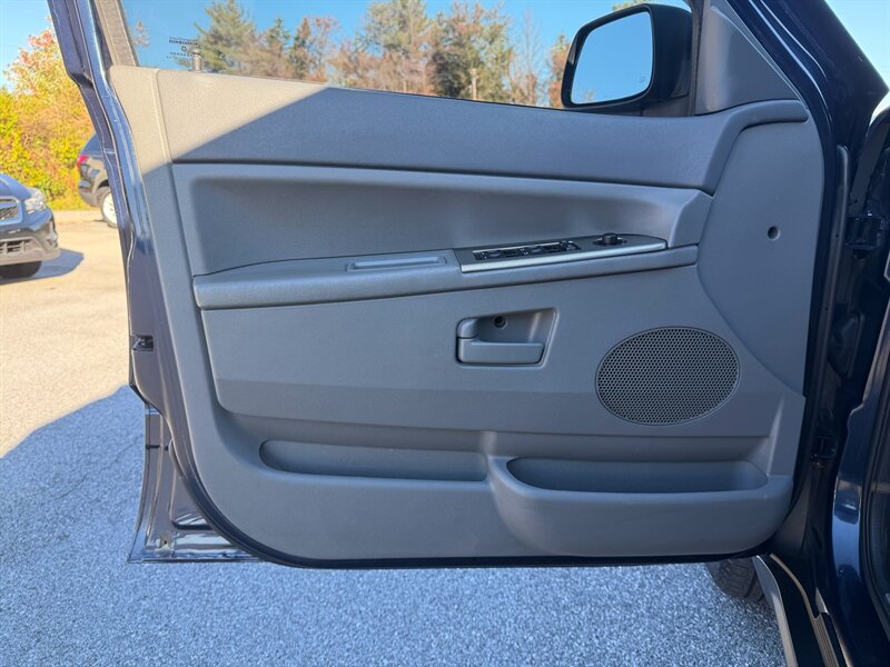 2006 Jeep Grand Cherokee Laredo - Photo 10 - Jonestown, PA 17038