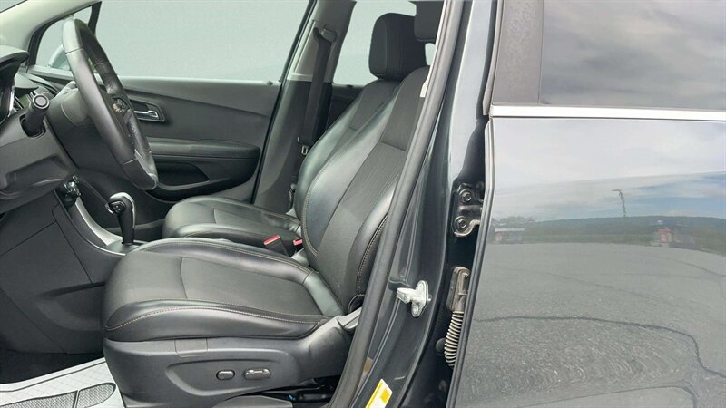 2017 Chevrolet Trax LT - Photo 7 - Jonestown, PA 17038
