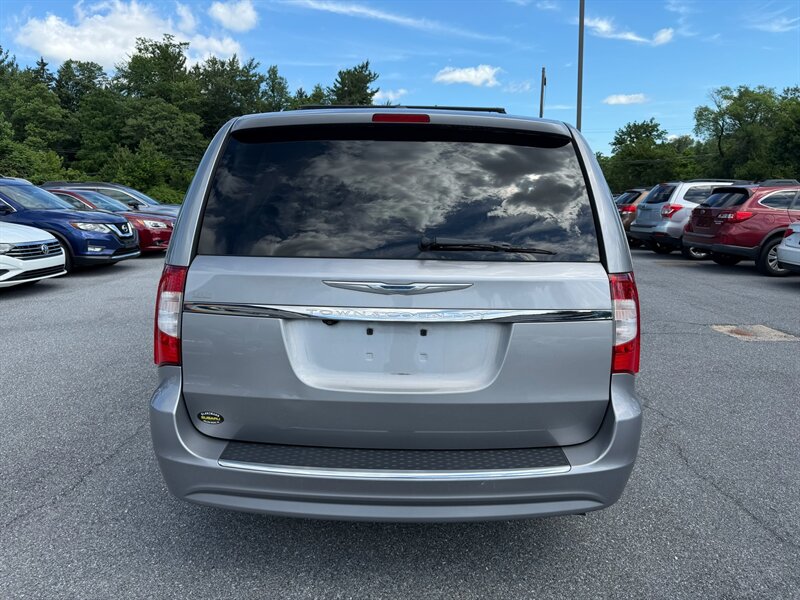 2016 Chrysler Town and Country Touring - Photo 7 - Jonestown, PA 17038