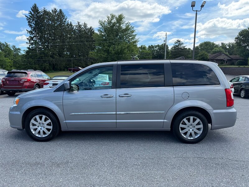 2016 Chrysler Town and Country Touring   - Photo 1 - Jonestown, PA 17038