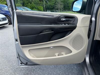 2016 Chrysler Town and Country Touring - Photo 10 - Jonestown, PA 17038