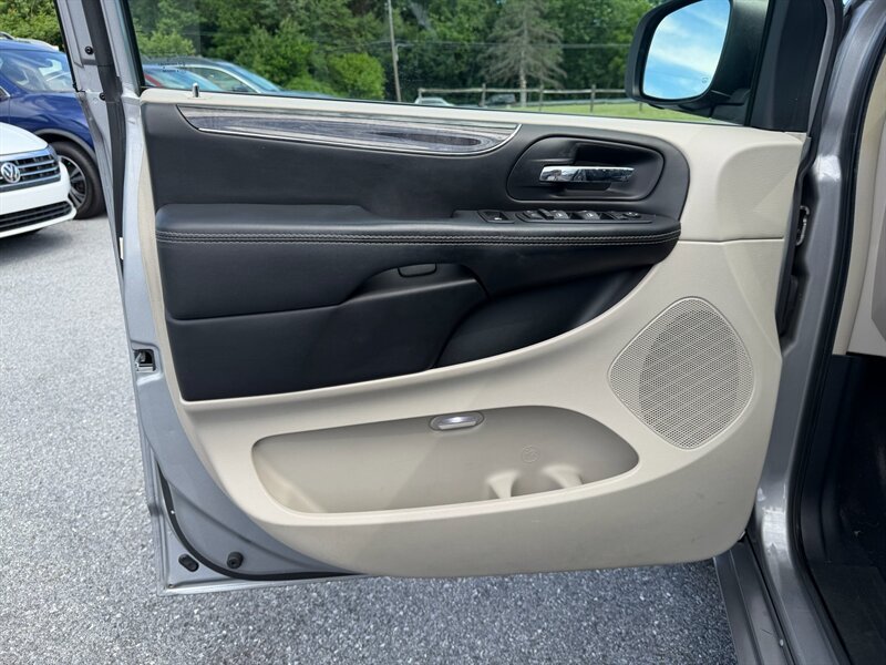 2016 Chrysler Town and Country Touring - Photo 10 - Jonestown, PA 17038