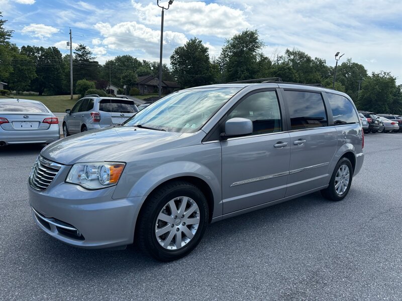 2016 Chrysler Town and Country Touring - Photo 2 - Jonestown, PA 17038