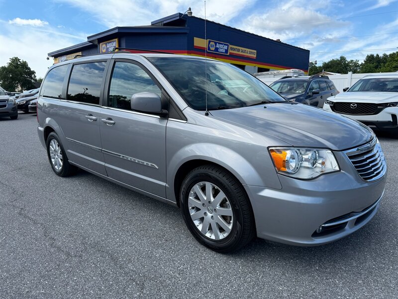 2016 Chrysler Town and Country Touring - Photo 4 - Jonestown, PA 17038