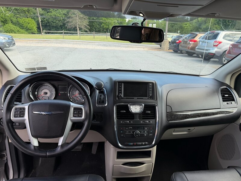 2016 Chrysler Town and Country Touring - Photo 15 - Jonestown, PA 17038