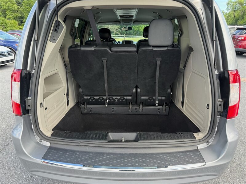 2016 Chrysler Town and Country Touring - Photo 18 - Jonestown, PA 17038