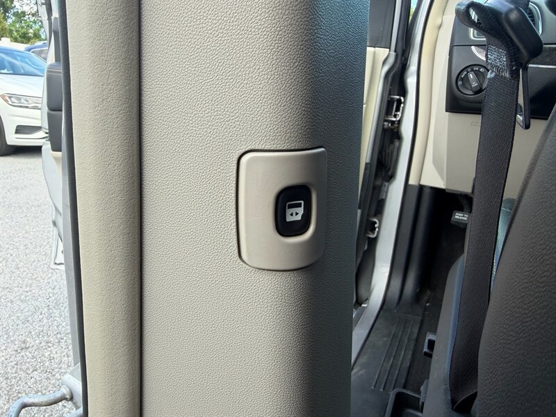2016 Chrysler Town and Country Touring - Photo 17 - Jonestown, PA 17038
