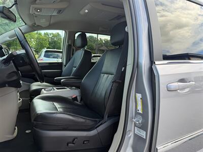 2016 Chrysler Town and Country Touring - Photo 9 - Jonestown, PA 17038