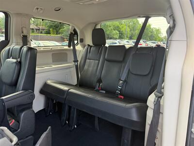 2016 Chrysler Town and Country Touring - Photo 12 - Jonestown, PA 17038