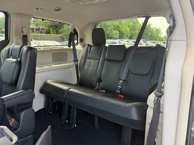 2016 Chrysler Town and Country Touring - Photo 12 - Jonestown, PA 17038