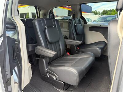 2016 Chrysler Town and Country Touring - Photo 19 - Jonestown, PA 17038