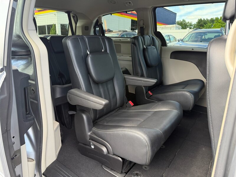 2016 Chrysler Town and Country Touring - Photo 19 - Jonestown, PA 17038