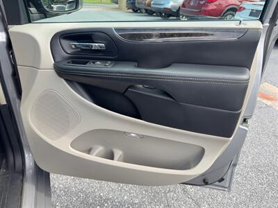 2016 Chrysler Town and Country Touring - Photo 20 - Jonestown, PA 17038