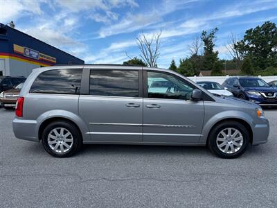 2016 Chrysler Town and Country Touring - Photo 5 - Jonestown, PA 17038