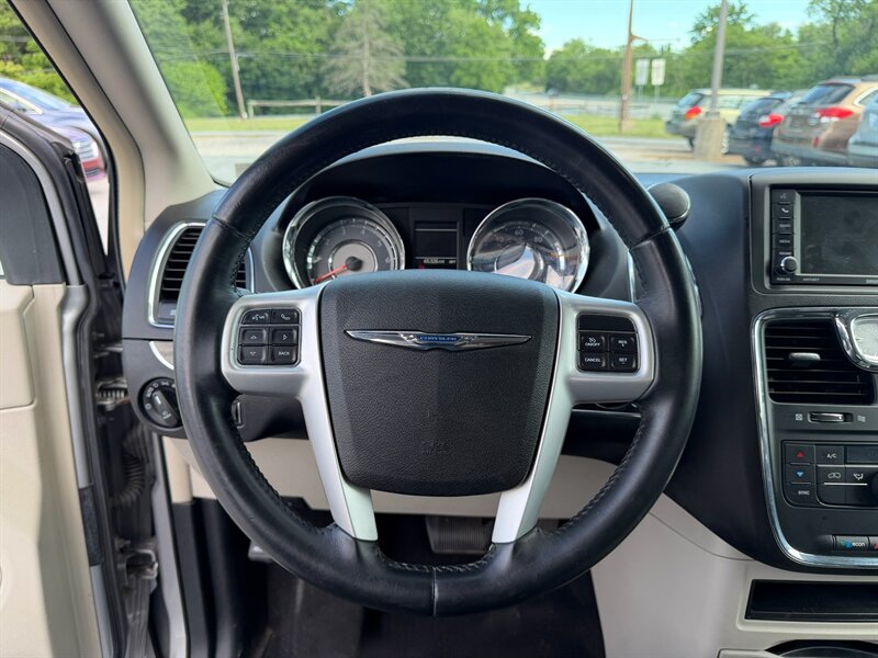 2016 Chrysler Town and Country Touring - Photo 14 - Jonestown, PA 17038