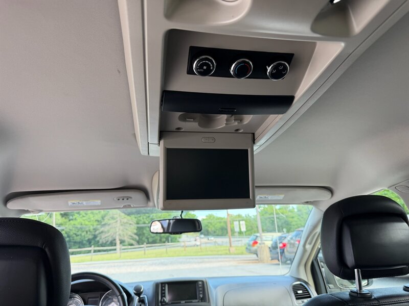 2016 Chrysler Town and Country Touring - Photo 13 - Jonestown, PA 17038