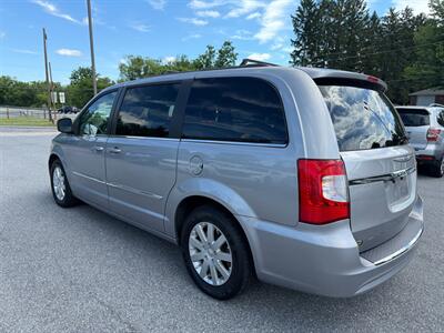 2016 Chrysler Town and Country Touring - Photo 8 - Jonestown, PA 17038