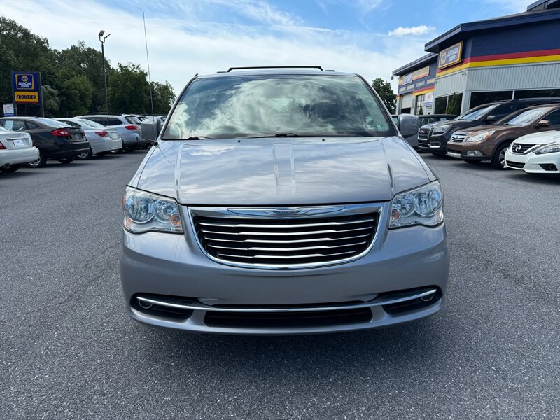 2016 Chrysler Town and Country Touring - Photo 3 - Jonestown, PA 17038