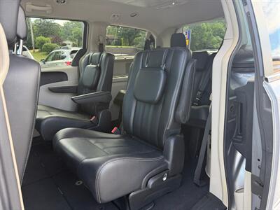 2016 Chrysler Town and Country Touring - Photo 11 - Jonestown, PA 17038