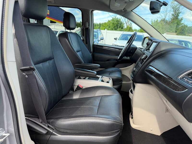 2016 Chrysler Town and Country Touring - Photo 21 - Jonestown, PA 17038