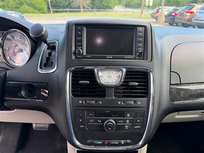 2016 Chrysler Town and Country Touring - Photo 16 - Jonestown, PA 17038