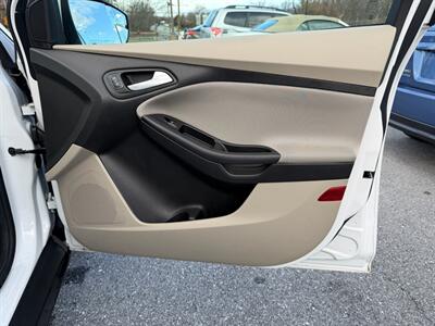 2016 Ford Focus SE   - Photo 17 - Jonestown, PA 17038