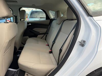 2016 Ford Focus SE   - Photo 11 - Jonestown, PA 17038