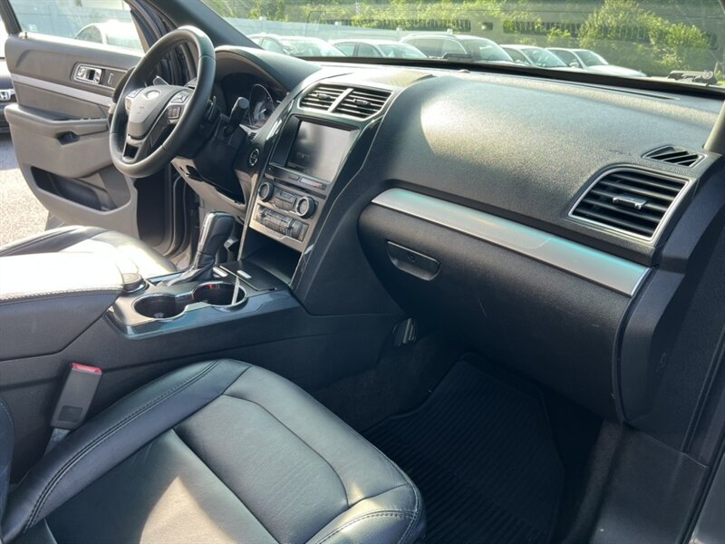 2016 Ford Explorer XLT photo 21