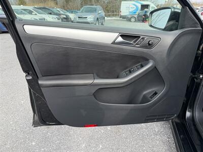 2011 Volkswagen Jetta SEL PZEV   - Photo 11 - Jonestown, PA 17038