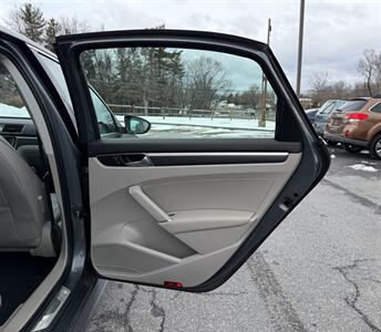 2017 Volkswagen Passat 1.8T R-Line   - Photo 13 - Jonestown, PA 17038