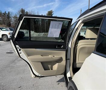 2011 Subaru Outback 2.5i Premium   - Photo 11 - Jonestown, PA 17038