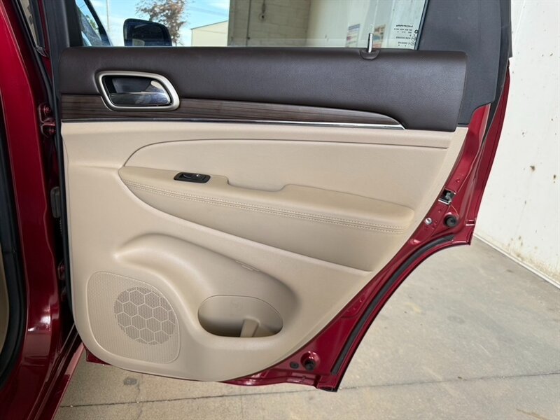 2014 Jeep Grand Cherokee Overland - Photo 19 - Millerstown, PA 17062