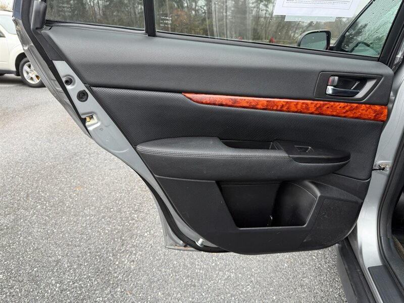 2011 Subaru Outback 3.6R Limited - Photo 12 - Jonestown, PA 17038