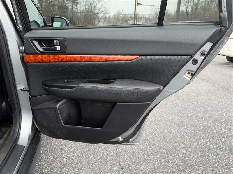 2011 Subaru Outback 3.6R Limited - Photo 15 - Jonestown, PA 17038