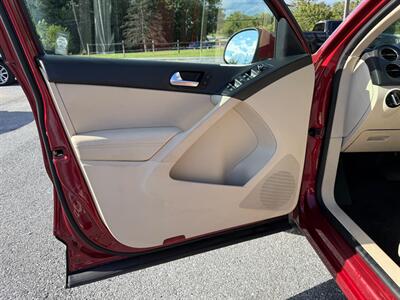 2012 Volkswagen Tiguan SE   - Photo 11 - Jonestown, PA 17038