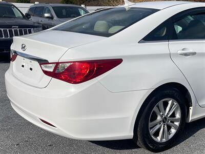 2011 Hyundai SONATA GL   - Photo 9 - Jonestown, PA 17038