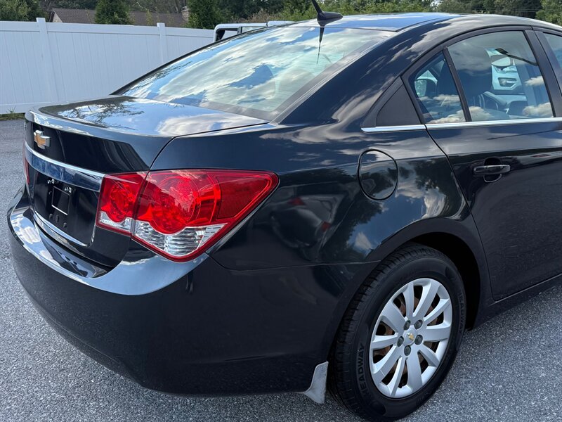 2011 Chevrolet Cruze LS photo 7