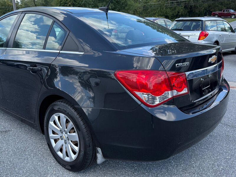 2011 Chevrolet Cruze LS photo 5