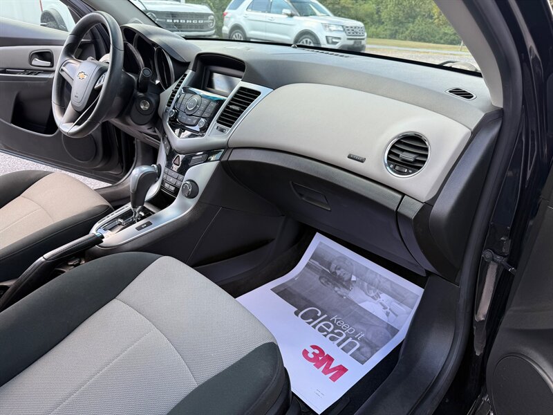 2011 Chevrolet Cruze LS photo 15