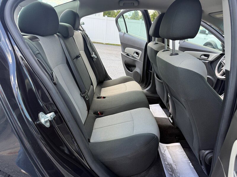 2011 Chevrolet Cruze LS photo 17