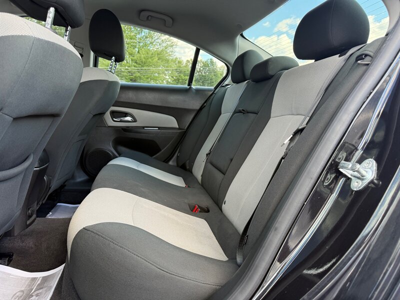 2011 Chevrolet Cruze LS photo 11