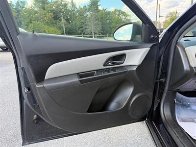 2011 Chevrolet Cruze LS   - Photo 5 - Jonestown, PA 17038